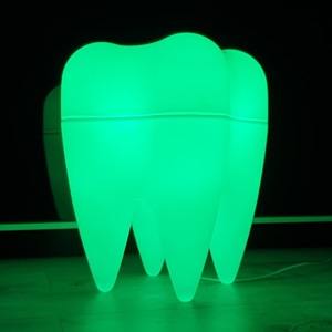 Leuchtzahn für die Kinderzahnarztpraxis