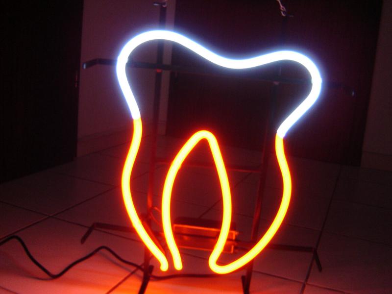 Zahn mit Klammer Leuchtreklame, LED Spangen LED Leuchtreklame, LED Schild  für Kieferorthopädie, Leuchtreklame für Kieferorthopäde, Schild für  Kieferorthopäde - .de